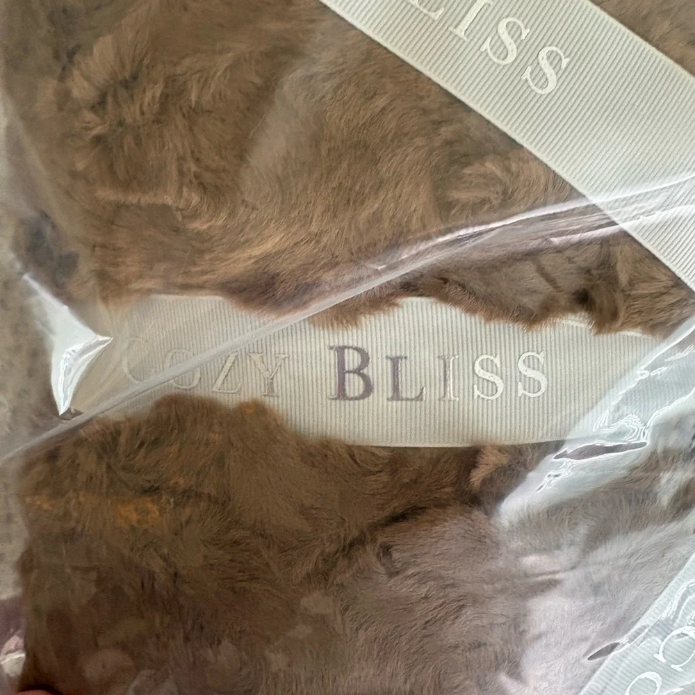 Cozy Bliss Plush Faux Fur Throw Blanket in Chestnut